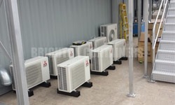Air conditioning unit fitted to a container